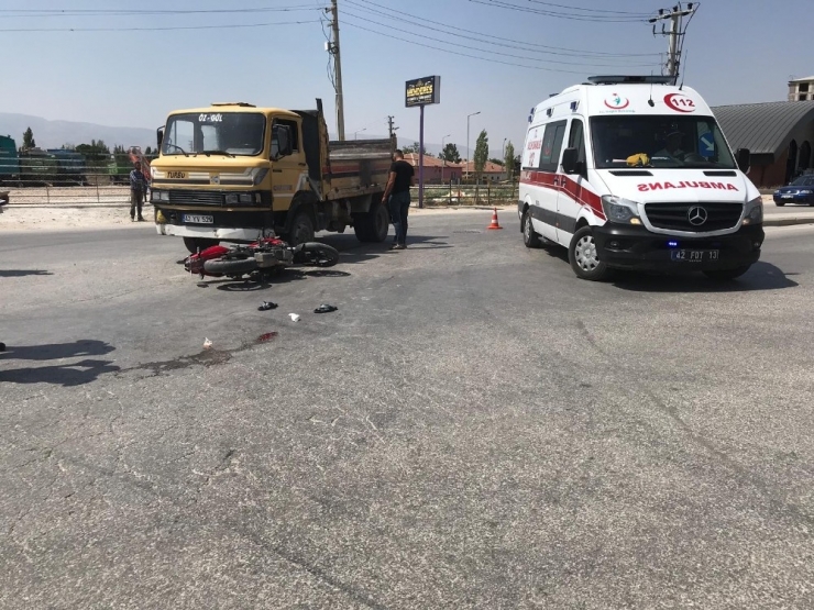 Kamyonetle Motosiklet Çarpıştı: 2 Yaralı