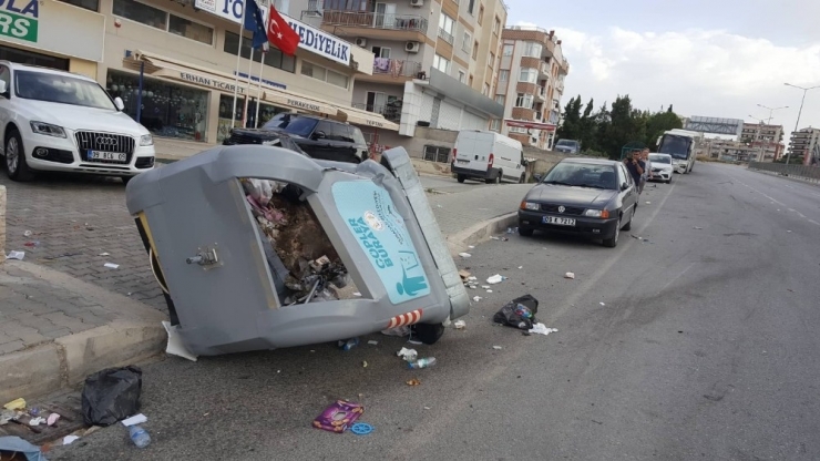 Direksiyon Hakimiyetini Kaybeden Sürücü, Önüne Gelen Herşeye Çarptı