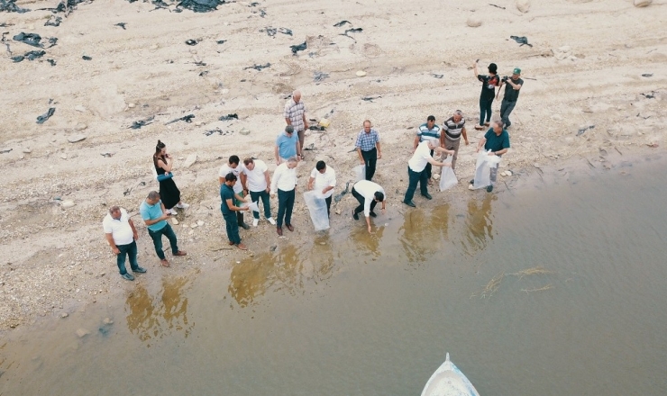 Manisa’daki Baraj Gölü Ve Göletlere 100 Bin Balık Bırakıldı