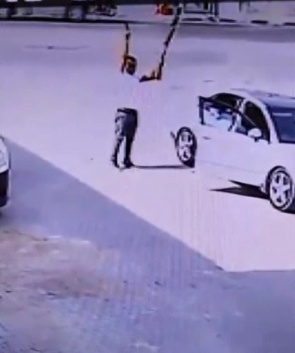 Gündüz Vakti Araçtan İnip Havaya Ateş Ettiler