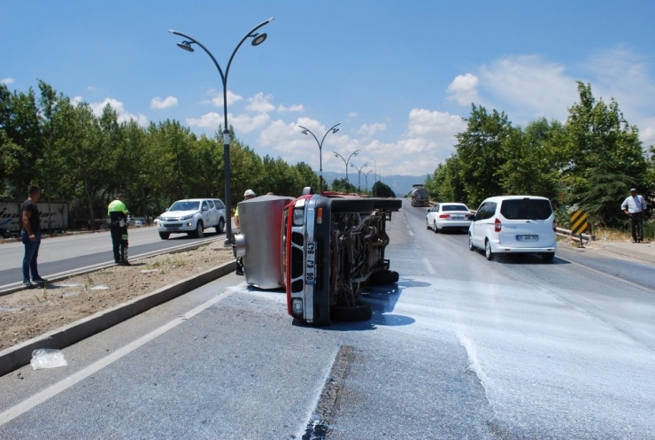 Manisa’da Kamyonet Devrildi, 2 Ton Süt Yola Döküldü
