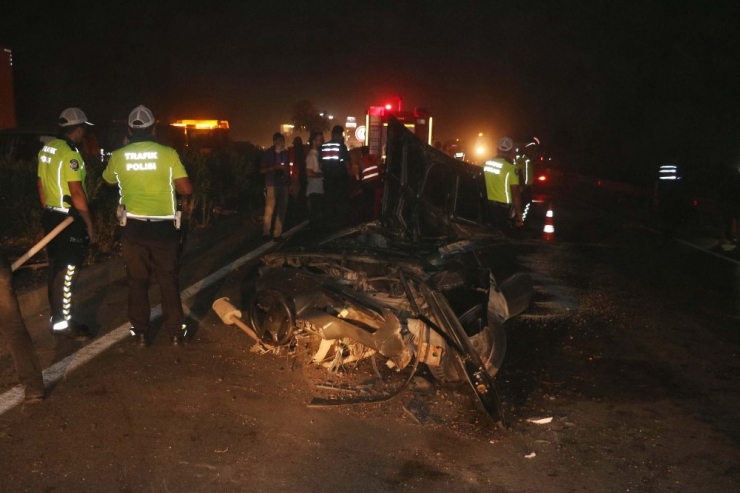 Otomobil İkiye Bölündü, Yarısı Dereye Uçtu: 3 Yaralı