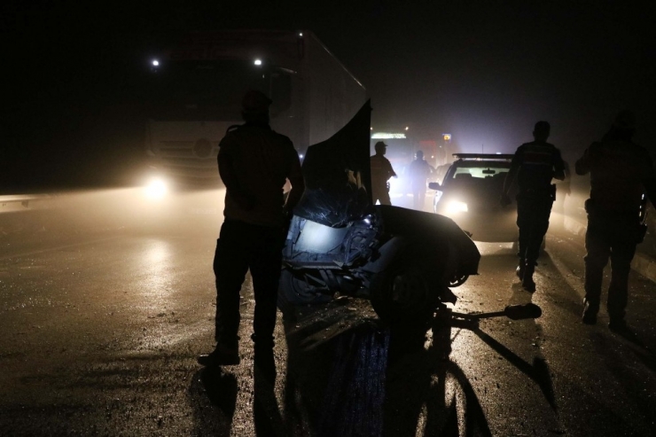 Otomobil İkiye Bölündü, Yarısı Dereye Uçtu: 3 Yaralı