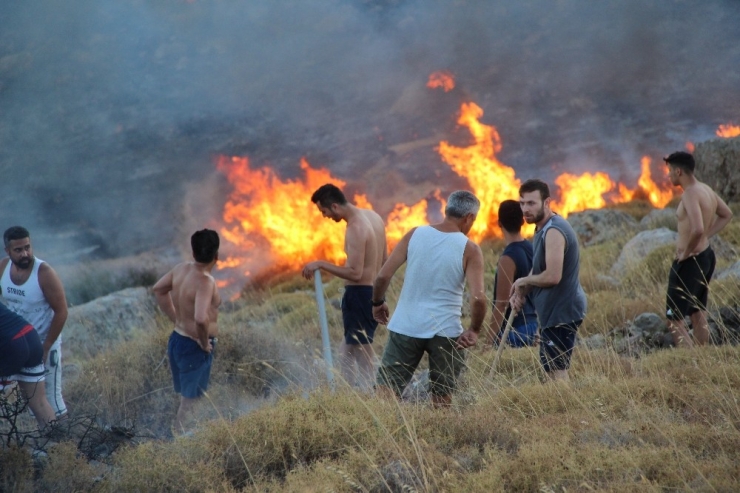 Alevler Tatil Sitelerine Yaklaştı; Tatilciler Taşlarla Yangını Söndürmeye Çalıştı