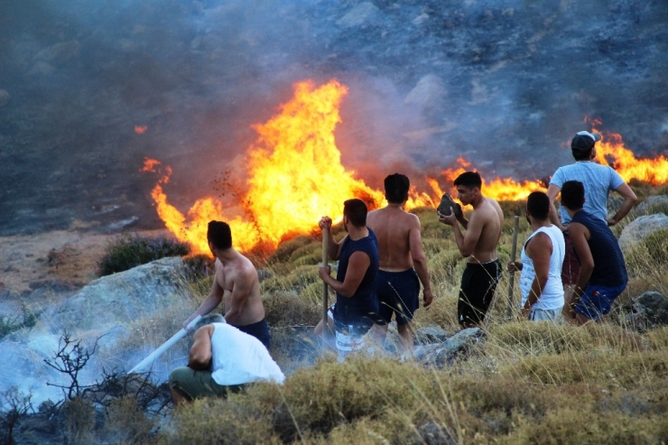 Alevler Tatil Sitelerine Yaklaştı; Tatilciler Taşlarla Yangını Söndürmeye Çalıştı