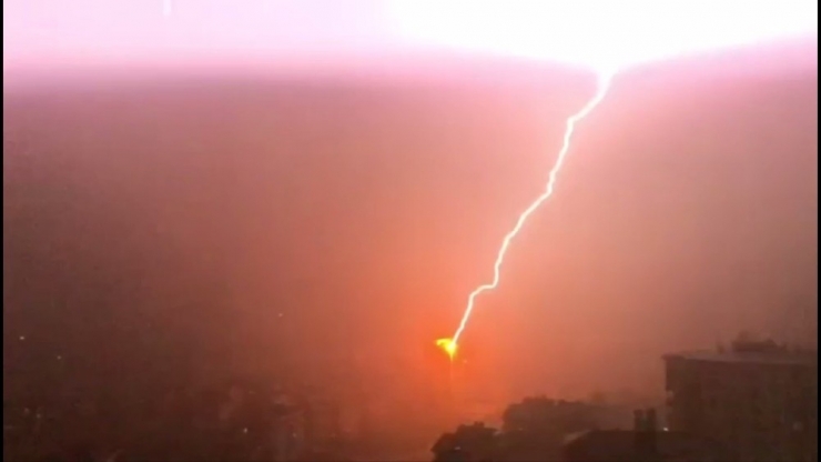 Yıldırım Binaya Böyle İsabet Etti