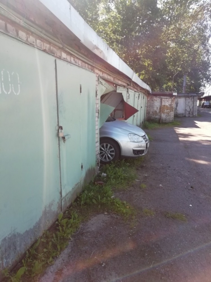 Rus Sürücü Yanlışlıkla Komşusunun Garajına Daldı