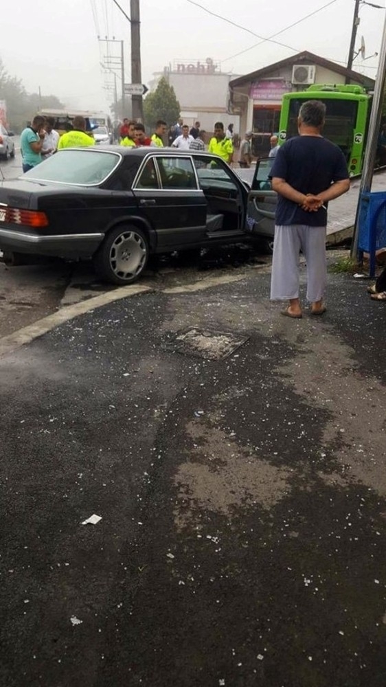 Belediye Otobüsü İle Otomobil Çarpıştı: 4 Yaralı