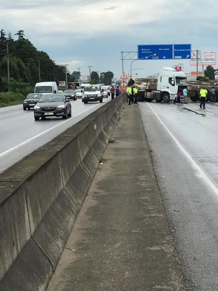 Tır Dorsesi Yan Yattı D-100 Ulaşıma Kapandı