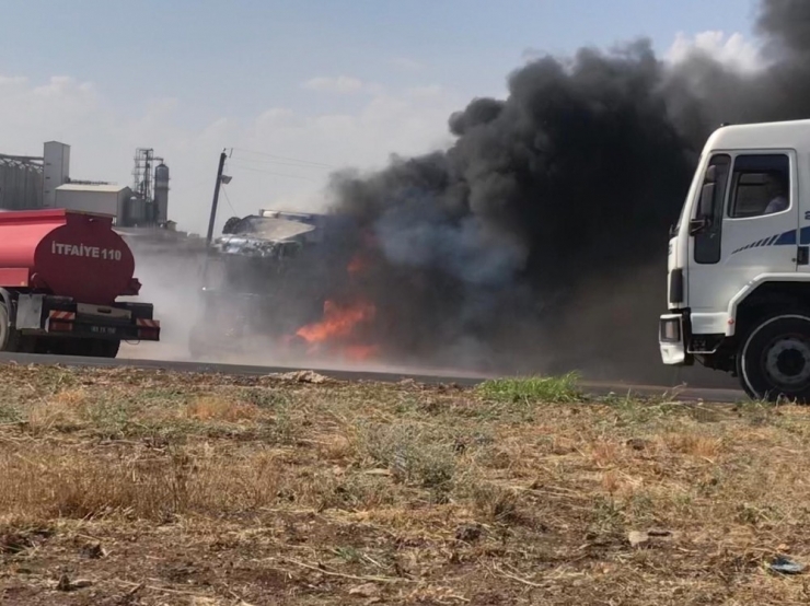 Seyir Halindeki Tırın Yanma Anı Kamerada