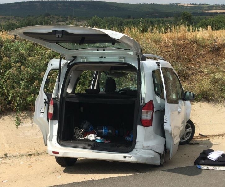 Hafif Ticari Araçlar Çarpıştı: 2 Yaralı