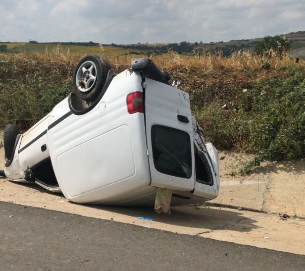 Hafif Ticari Araçlar Çarpıştı: 2 Yaralı