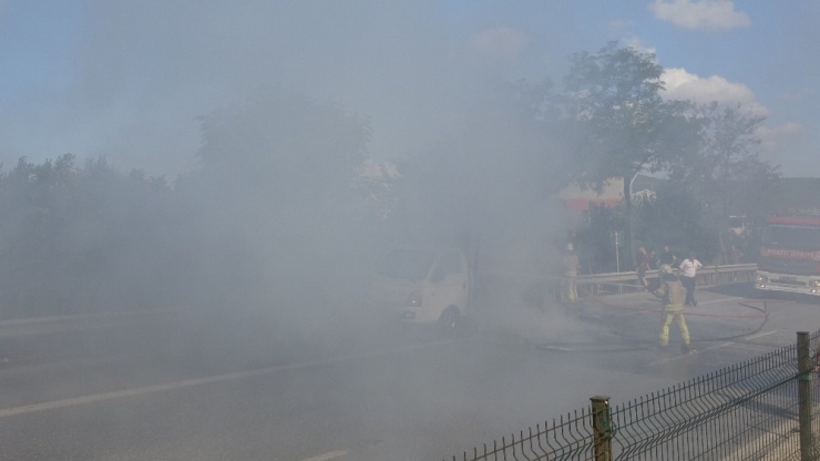 Tem Otoyolu’nda Kamyonet Alev Alev Yandı