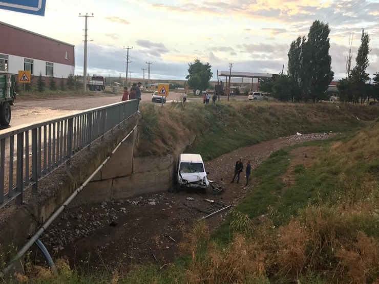 Ticari Araç Dereye Uçtu : 2 Yaralı