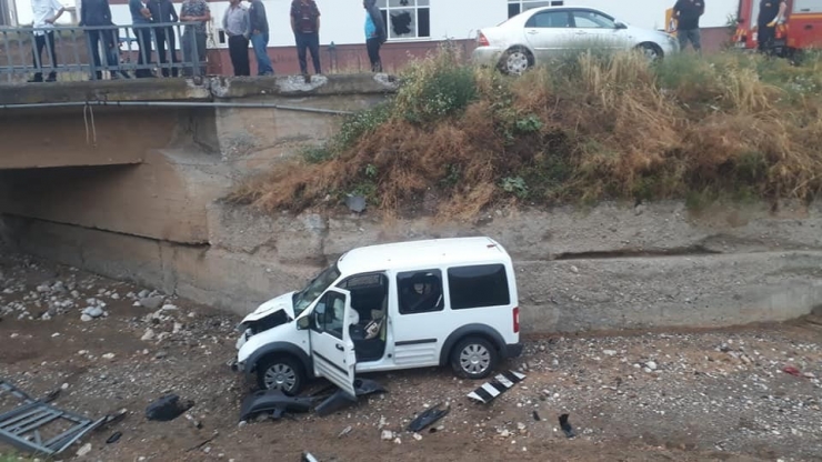 Ticari Araç Dereye Uçtu : 2 Yaralı