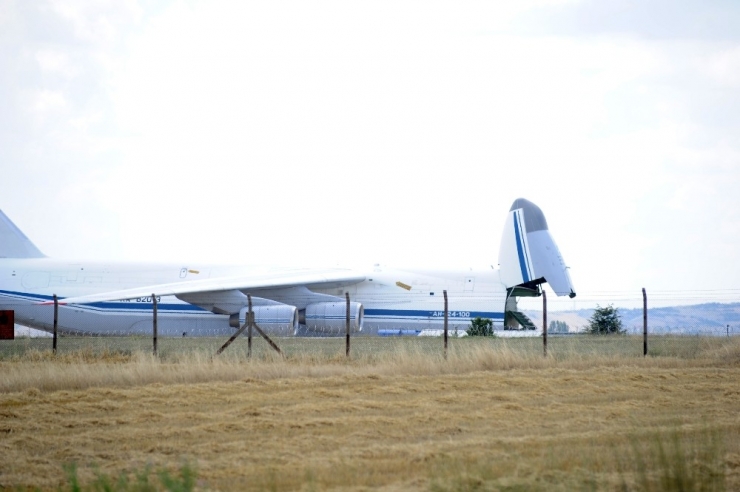 Türkiye’nin Hava Ve Füze Savunma İhtiyacının Karşılanmasına Yönelik Tedarik Edilen S-400 Uzun Menzilli Bölge Hava Ve Füze Savunma Sisteminin Birinci Grup Malzemelerinin Ankara’ya Getiren Ah-124-100 Kodlu Antonov Uçağın Burnu