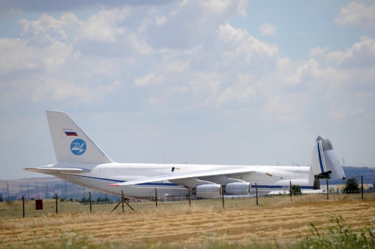 Türkiye’nin Hava Ve Füze Savunma İhtiyacının Karşılanmasına Yönelik Tedarik Edilen S-400 Uzun Menzilli Bölge Hava Ve Füze Savunma Sisteminin Birinci Grup Malzemelerinin Ankara’ya Getiren Ah-124-100 Kodlu Antonov Uçağın Burnu