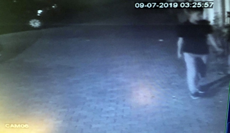 Ümraniye’de Hırsızın Site Bahçesinden Motosiklet Çaldığı Anlar Kamerada