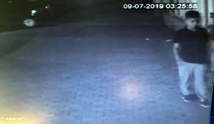 Ümraniye’de Hırsızın Site Bahçesinden Motosiklet Çaldığı Anlar Kamerada