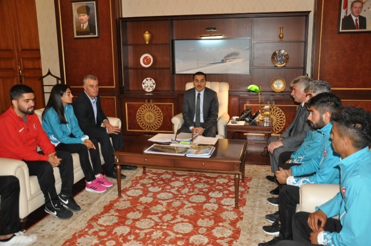 Vali Öksüz, Milli Sporcuları Makamında Ağırladı