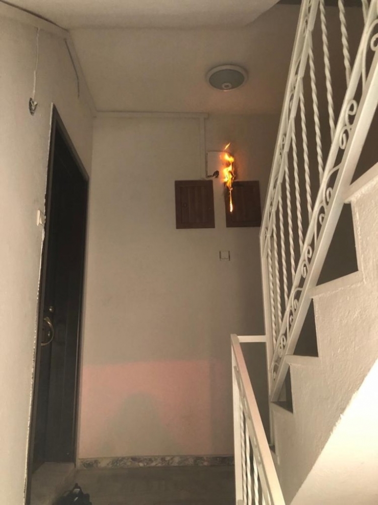 Burhaniye’de Pano Yangınını İtfaiye Söndürdü