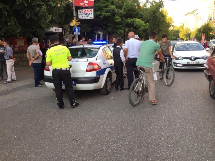 Motosiklet Otomobille Çarpıştı