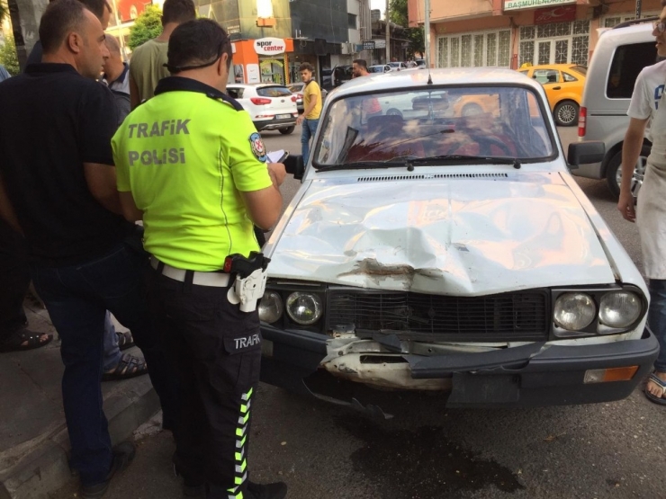 Motosiklet Otomobille Çarpıştı