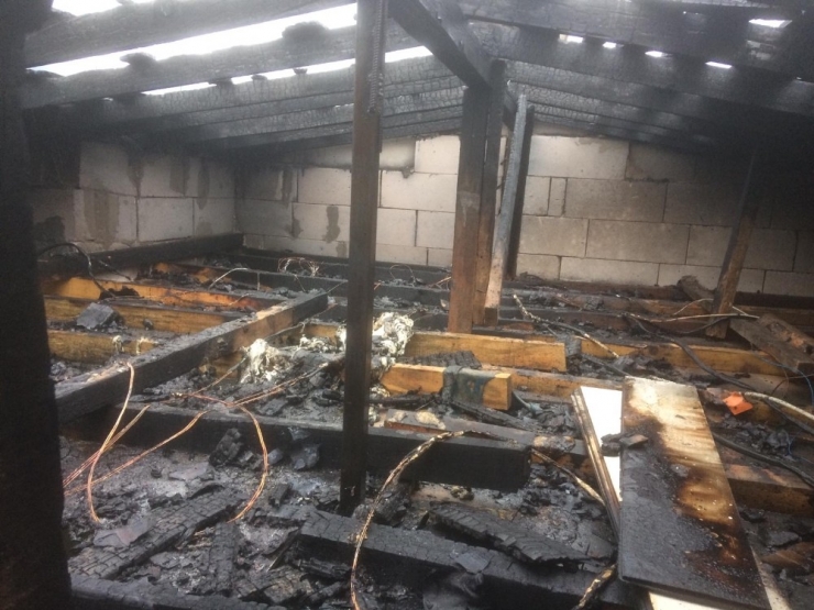 Yazlık Evin Çatısı Yandı