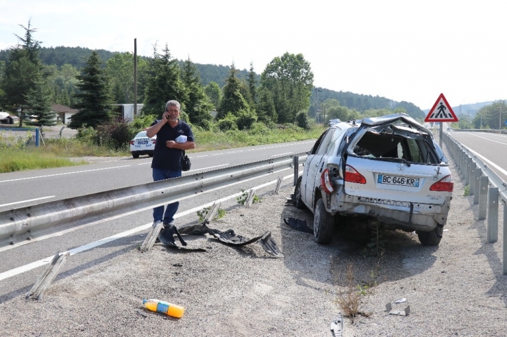 Kontrolden Çıkan Otomobil Refüje Uçtu: 1 Ölü, 5 Yaralı