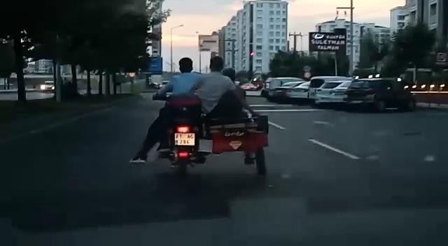 Diyarbakır’da 3 Tekerlekli Motosiklette Tehlikeli Yolculuk