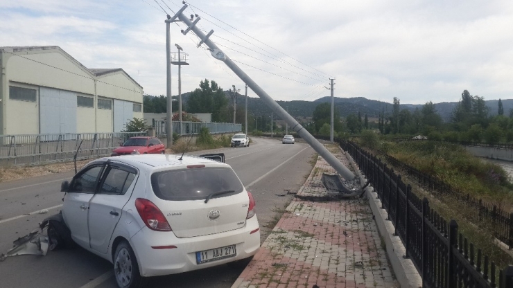 Elektrik Direğine Çarpmasa Dereye Uçacaktı