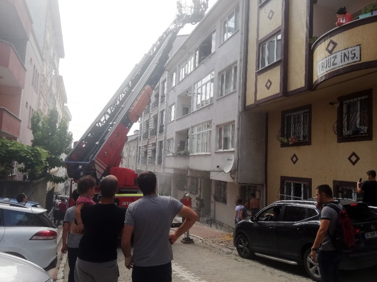 Esenyurt’ta Korkutan Yangın, Aralarında Bebeklerinde Mahsur Kaldığı Çok Sayıda Kişi Kurtarıldı