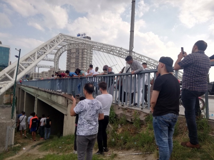 Kendisine Bağıran Şoförle Kavga Etmek İçin İntihar Etmek İçin Çıktığı Korkuluklardan İndi