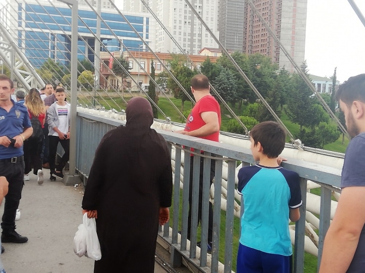 Kendisine Bağıran Şoförle Kavga Etmek İçin İntihar Etmek İçin Çıktığı Korkuluklardan İndi