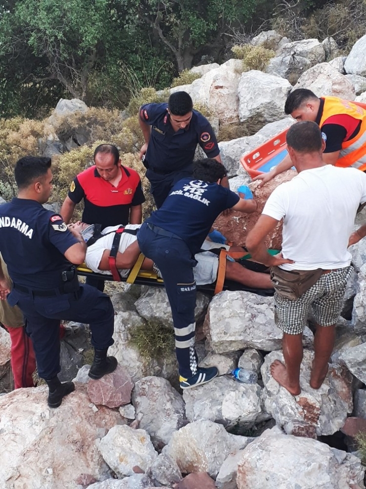 Kayalıklara Düşen Vatandaşı İtfaiye Kurtardı