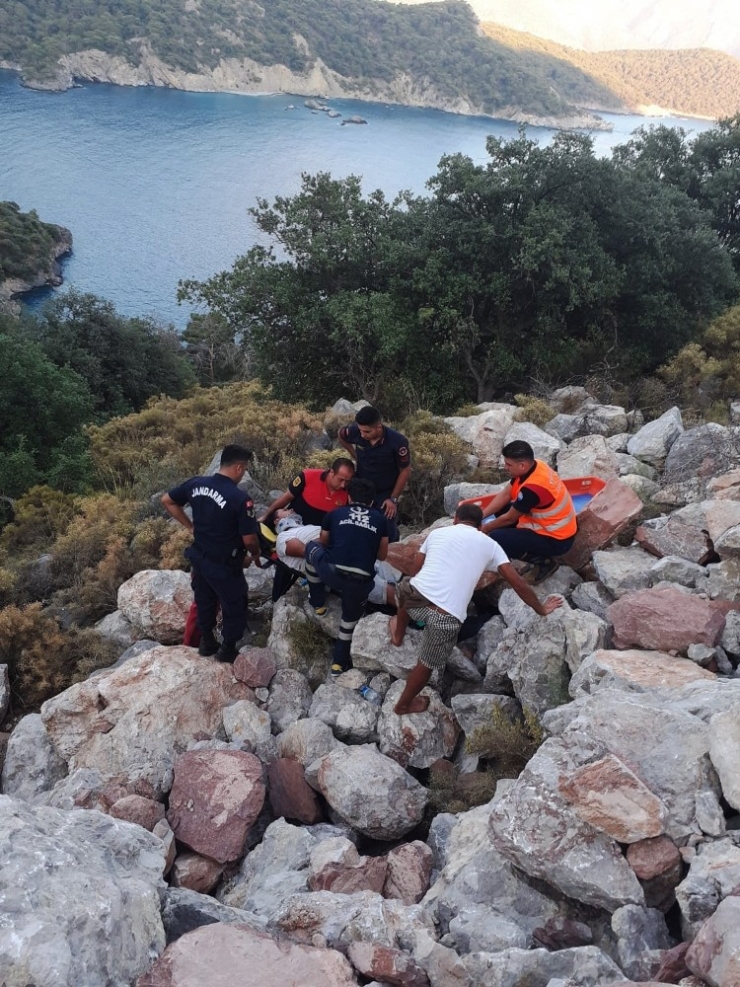 Kayalıklara Düşen Vatandaşı İtfaiye Kurtardı