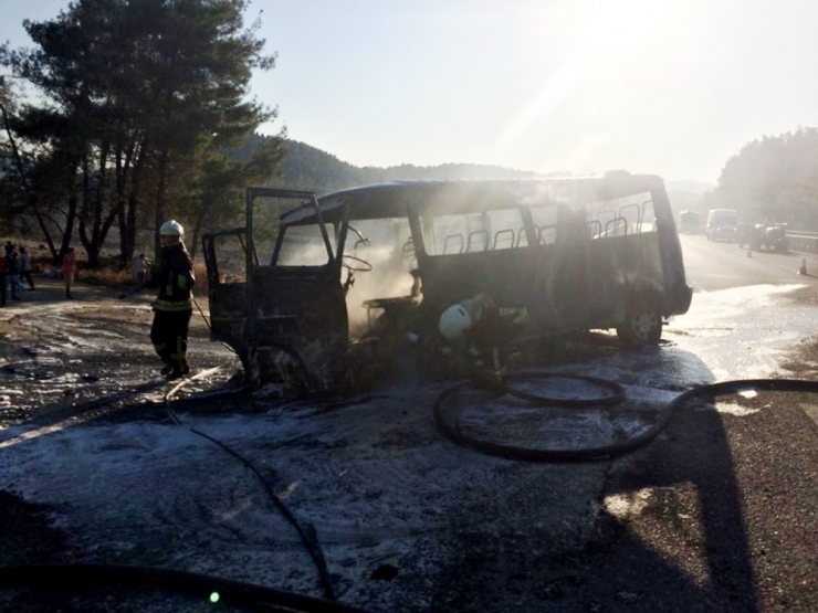 Minibüs Tamamen Yandı