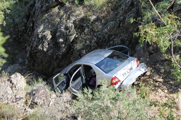 25 Metrelik Uçuruma Yuvarlanan Araçtaki 4 Kişi Yaralı Kurtarıldı