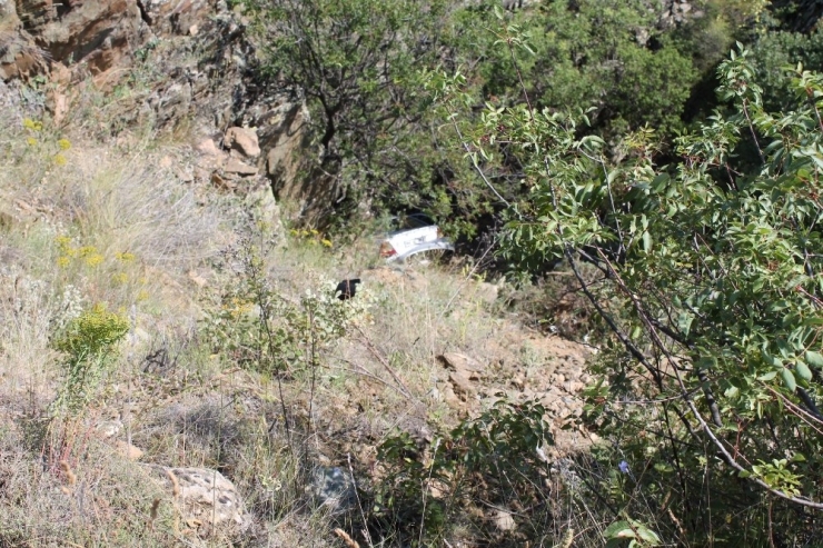 25 Metrelik Uçuruma Yuvarlanan Araçtaki 4 Kişi Yaralı Kurtarıldı