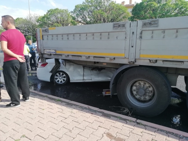 Otomobil Park Halindeki Tırın Altına Girdi