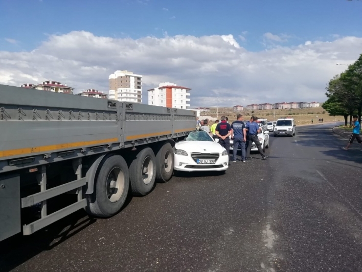 Otomobil Park Halindeki Tırın Altına Girdi