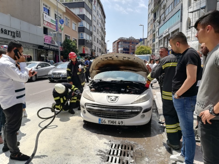 Park Halindeki Otomobili Kül Olmaktan İtfaiye Kurtardı