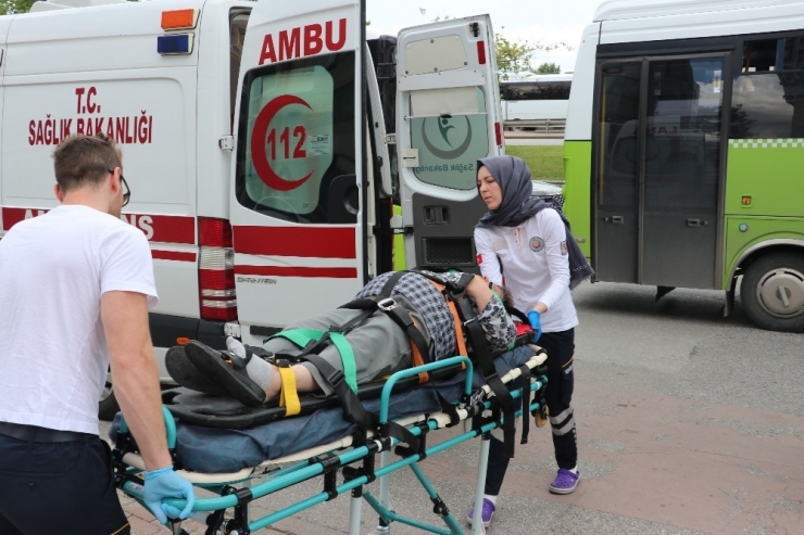 Geri Gelen Aracın Çarptığı Yaşlı Kadın Hafif Şekilde Yaralandı