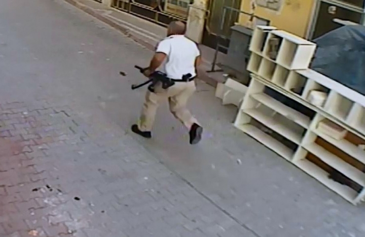 Elinde Tüfek, Belinde Tabanca İle Gitmiş