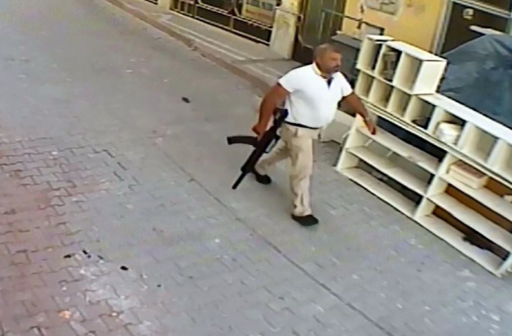 Elinde Tüfek, Belinde Tabanca İle Gitmiş