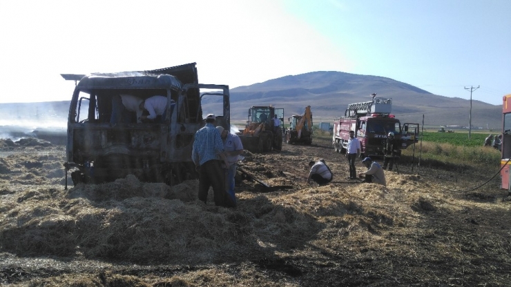 Saman Yüklü Kamyon Alev Alev Yandı