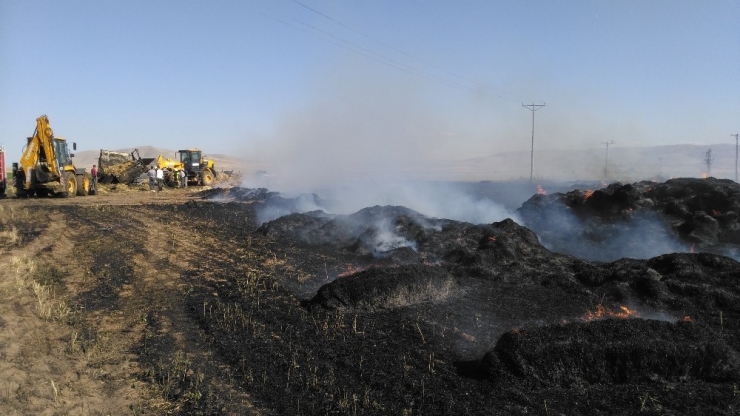 Saman Yüklü Kamyon Alev Alev Yandı