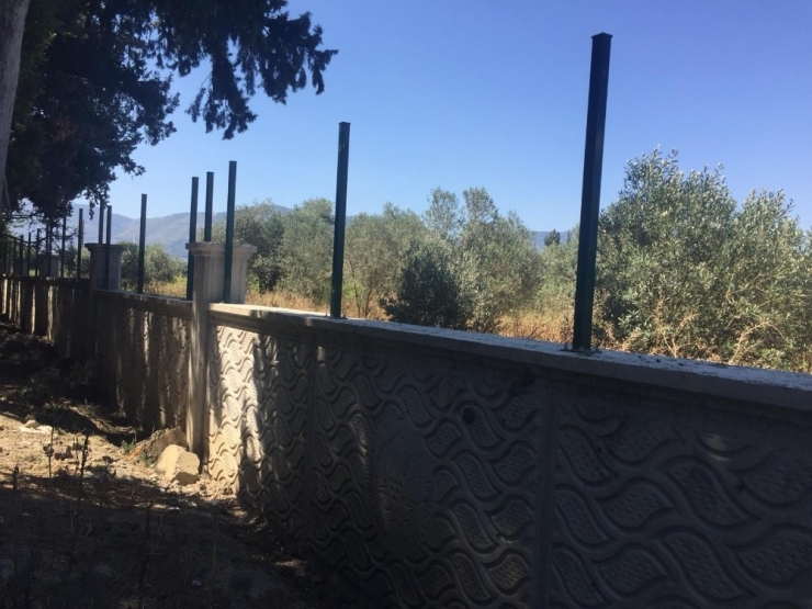 Mezarlığın Duvar Çitlerini Çaldılar