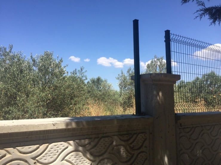 Mezarlığın Duvar Çitlerini Çaldılar