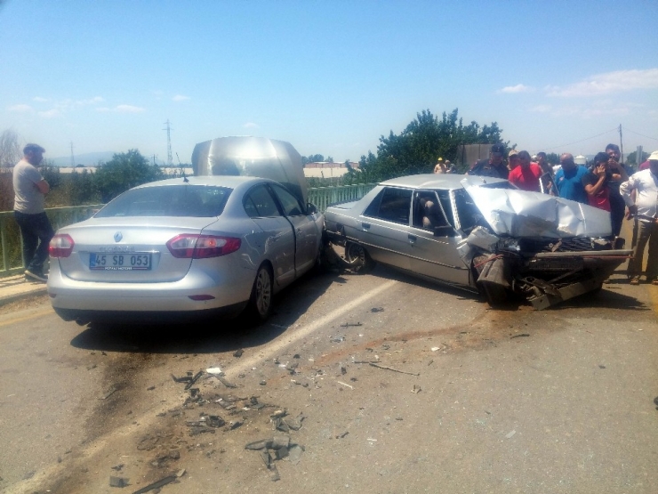 Köprüde İki Araç Kafa Kafaya Çarpıştı: 4 Yaralı